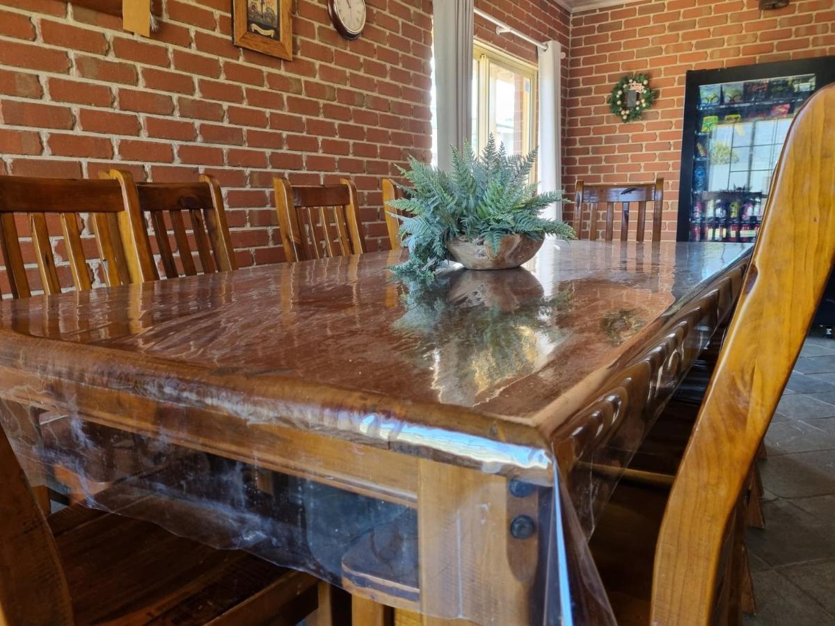 Jardine - Sleep 22! Holiday home Corryong